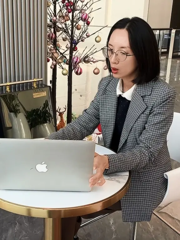 InnoSelect founder having E-meeting with clients, collect post-delivery feedback to improve supplier scoring system.