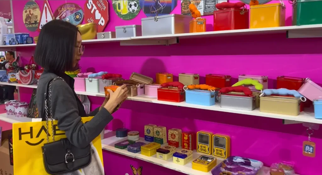 InnoSelect Gift founder sourcing custom low MOQ event gifts in exhibition.